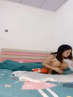 直播還債的寶貝，全程露臉聽狼友指揮精彩展示，淫水多多騷逼很肥，道具抽插AV棒摩擦，浪叫不止表情好騷啊