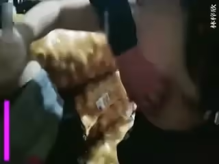 【勾搭水果攤老大爺】疫情生意不好，遇天使送溫暖，難以置信的大尺度
