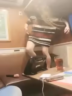 淫亂KTV 清純校花塞跳蛋唱歌