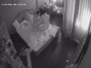 黑客破解攝像頭偷拍❤️外遇男偷吃不過癮,攜好友一起操老婆4