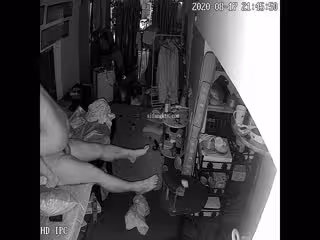 黑客破解攝像頭偷拍❤️各種商鋪，工地。辦公室偷情人，夫妻啪啪孩子突然出現(4)