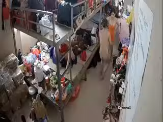 電子廠保安監控偷拍女工們下班後赤身裸體在宿舍走來走去
