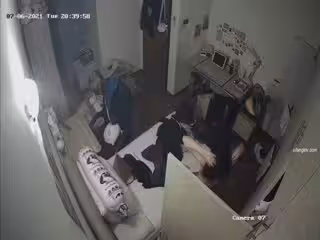 【精品TP】家庭網絡破解攝像頭❤️眼鏡學生妹家庭日常生活學習2
