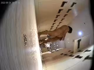 女偷拍客潛入國內溫泉會所 女更衣室 ❤️偷拍有點遺憾疫情緣故沒啥漂亮美女去泡溫泉