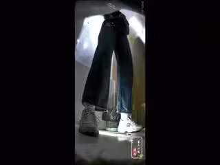 【廁拍作品】原創精品CP十月最新流出❤️酒吧帶光坑廁近距離偷窺青春靚麗美女噓噓2