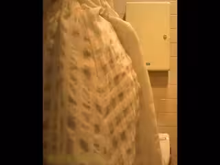 《稀缺✅精品廁拍》百貨商場公共女衛正面偸拍超多美女良家方便亮點不斷✅極品大奶小姐姐只穿個奶罩尿尿3