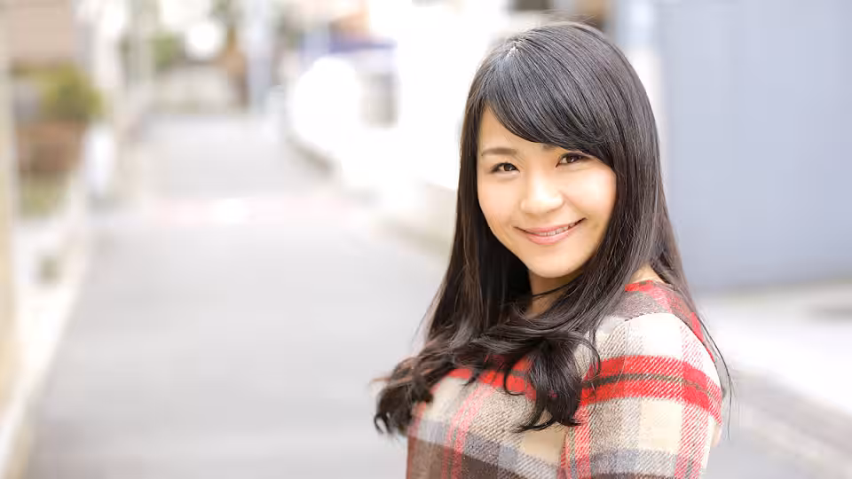 春山彩香 笑顏の可愛い美女が素人宅へ中出し訪問
