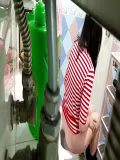 私房九月新品【稀缺偷拍】❤️廣州某足療店女衛生間員工如廁流出眼鏡妹詭異的眼神看攝像頭背景粵語對話