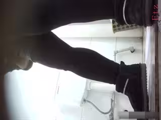 商場女廁❤️4K全景偷拍打電話的騷逼第9位夜總會小姐姐