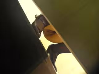 商場女廁洞中偷窺多位年輕的少婦 半蹲著尿不不敢坐