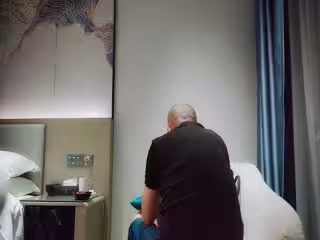 【良家故事】，偷拍，網戀 新認識中年女吃飯 酒店聊天，男主心想躺在床上因該能操了_20220702_203030