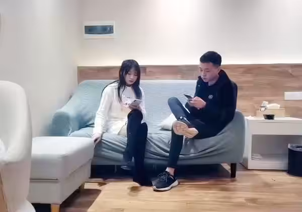 白衣高靴大奶萌妹，撥開內褲手指扣逼特寫口交騎乘晃動奶子