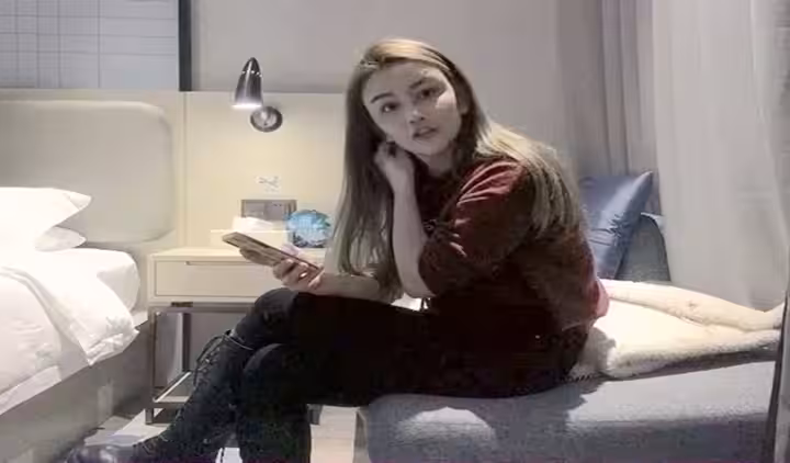高顏值紅色衛衣妹子，翹起屁股口交肌肉男大力猛操