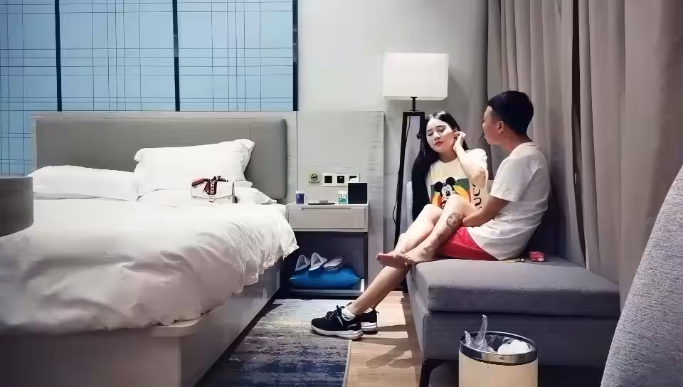 高顏值紋身外圍妹子調情一番，上位騎坐後人大力猛操呻吟