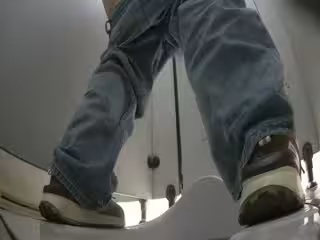 八月新流出廁拍大神潛入紙箱廠女廁全景近距離後拍❤️開叉牛仔褲廠花人美逼嫩