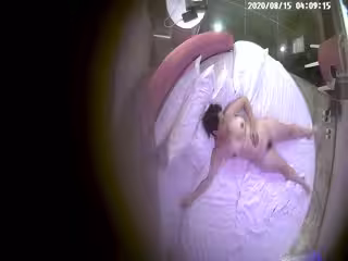 《全新360粉簾㊙️圓床精選》真實欣賞數對男女肉搏女主角都很不錯猥瑣大叔性福滿滿大波美眉上下洞一起幹完事還用手摳粉簾圓床_033723