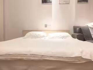 穿著寬鬆T恤超短裙的溫柔妹子看了就雞巴硬邦邦猛親猛舔，操爽後穿上黑絲高跟啪啪騎乘嗷嗷爽叫呻吟