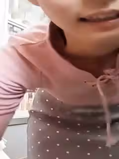 非常屌的妹子在商場煙酒專櫃一邊賣東西一邊直播福利真不少