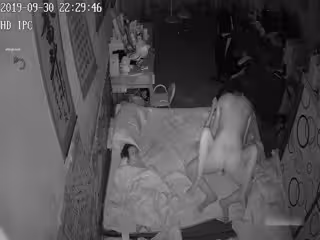 貴在真實民居攝像頭被黑強開TP孩子在旁邊睡著老公扒掉在玩電話的大屁股媳婦又是摳又是舔啪啪發泄性慾