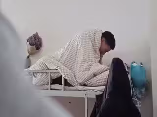 哥們把女友帶到宿舍直接啪啪,不知道被人舉報了,教導主任外面敲門才戀戀不捨穿衣服