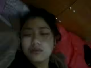 吃宵夜送喝高了的漂亮美女同事回宿舍忍不住啪啪把她草醒了