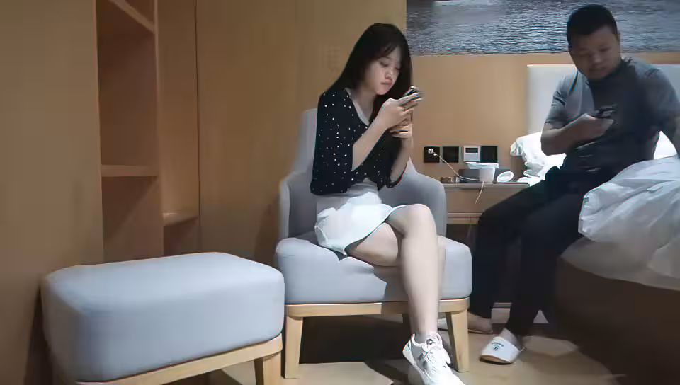 (探花系列) 小瑜尋歡記約了個白裙萌妹子沙發上玩，準備開操被發現翻車