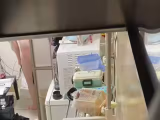 有點邪惡的宿管員爬窗偷窺 大二女生宿舍里的春光