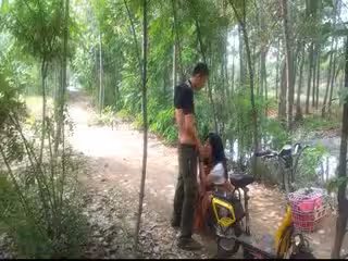 走到小竹林強幹小姨子