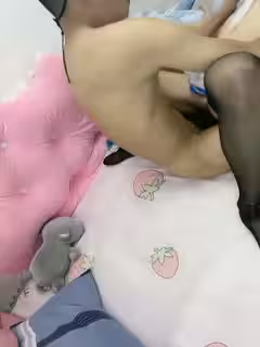 誘人的小少婦黑絲製服誘惑讓小哥連續干兩炮，全程露臉溫柔的舔弄雞巴，讓小哥舔逼，抱在懷裡吃奶蹂躪抽插第03集