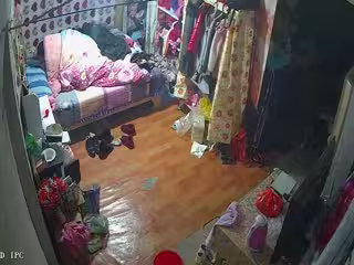 夫妻早上睡不著打晨炮，女兒起來上學聽到有動靜跑過來查看到底怎麼回事