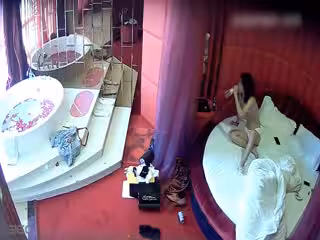 水滴攝像頭監控偷拍情趣酒店兩個女同開房磨豆腐