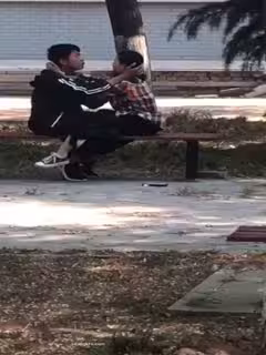 【新瓜】山東cj大學⭐校園涼椅上情侶乾柴烈火無視周圍人的存在 激情澎湃