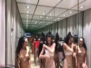 前凸後翹身材非常SEX的華裔留學生與美女閨蜜試衣間換多套內衣美女小蠻腰大翹臀扭來扭去太惹火