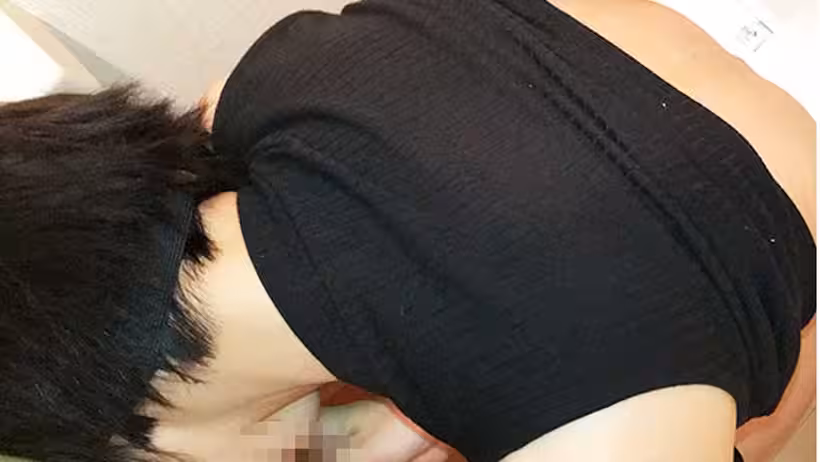 SHIROTSUMA 【本妻】【個撮】掃除中で疲れて晝寢中している妻が肉棒をパンティの橫から挿入される。トイレに行く妻を追いかけて中出し