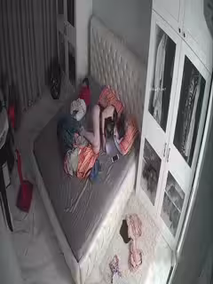 黑客破解監控偷拍 一個人在家帶孩子的美少婦 晚上11點多偷偷開窗把相好放進來 啪啪啪