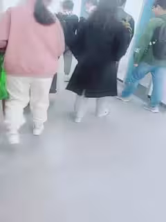 坑爹女主播冒充女大學生潛入❤️高校教學樓隔板女廁偷拍學妹尿尿格子褲美眉貌似在自慰