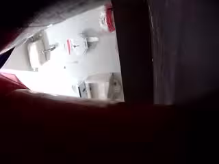 廁拍大神潛入大學城旁的超市女廁偷拍來買衛生巾的學生妹和超市員工尿尿