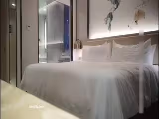 大哥帶著新徒弟網約年輕漂亮湖南學生妹兼職外圍聲音甜美口活很贊奶子超大幹的她大叫說好厲害老公對白刺激