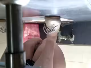 看完逼問路拍臉：貓兒頭飾小胖妞鮮嫩欲滴的無毛蜜穴真想推倒辦了她