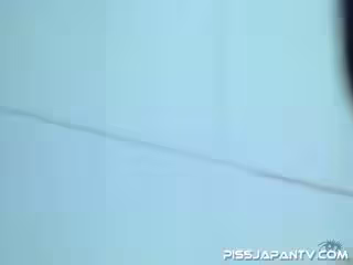 盜站流出一群年輕身材性感大奶美眉浴室組團洗澡水中嬉戲互相玩起了花樣高難度噓噓用手用盆接尿
