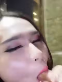 國產妖艷TS美妖 ktv衛生間給男模口，把閨蜜轟出去 兩人獨自相處，還問人家很緊張嗎 就口起來啦 騷啊！男模害羞啊第1次被人妖口！