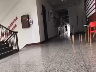 國內廁拍大神冒充學生潛入某高校教學樓偷拍幾個學生妹噓噓
