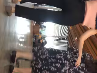 國內廁拍大神四處遊蕩尾隨美女溝廁偷拍篇地鐵站守候了很久的黑絲美女