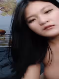 眼神迷離的豐滿白皙奶妹子道具自慰插穴，躺在床上不停的插穴自慰第01集