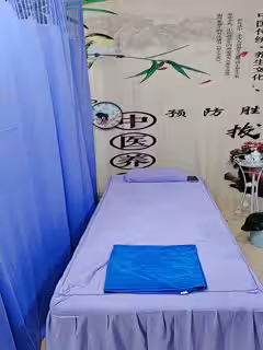 養生館裡勾搭性感女技師，撩騷互動口交大雞巴，扒光了開草，按摩床上大雞巴各種抽插，叫的好騷精彩不要錯過第01集