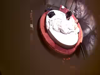 【偷拍】情景劇精品酒店大圓床偷拍中年事業男和少婦開房偷