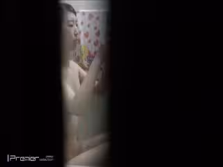 偷拍鄰居小妹洗澡，邊洗澡邊看電視好享受的樣子，為拍臉不慎差點被妹子被發現趕緊跑2