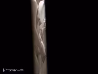 偷拍鄰居小妹洗澡，邊洗澡邊看電視好享受的樣子，為拍臉不慎差點被妹子被發現趕緊跑3