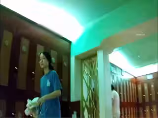 坑閨蜜系列❤️稀缺國內浴室真實偷拍模特身材美女淋浴完站在門口顯擺傲人的身姿