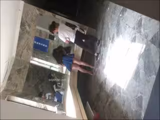商場女廁偷拍大哥的女人 上個廁所還有小弟伺候著